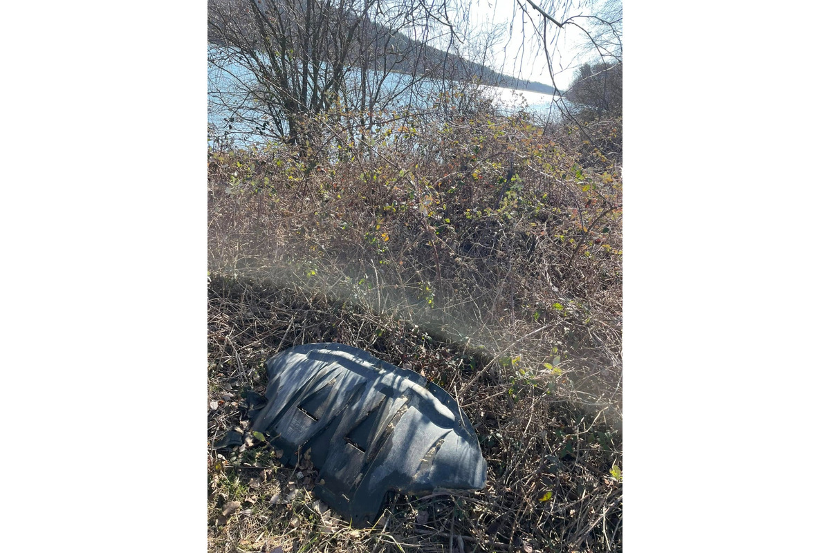 FOTO: Bánovčanka reaguje na nespravodlivú kritiku psíčkarov. Počas prechádzky pri priehrade našla kopu odpadkov, foto 2