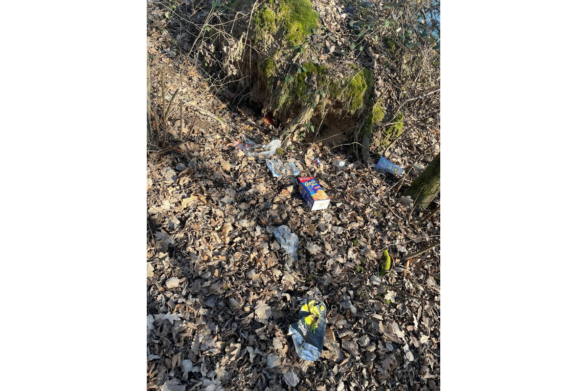 FOTO: Bánovčanka reaguje na nespravodlivú kritiku psíčkarov. Počas prechádzky pri priehrade našla kopu odpadkov, foto 3