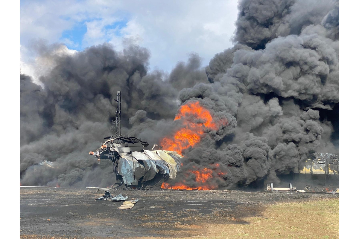 FOTO: Požiar nákladného vlaku v Česku ochromil dopravu medzi Púchovom a Moravou. Horia vagóny s chemickou látkou, foto 1