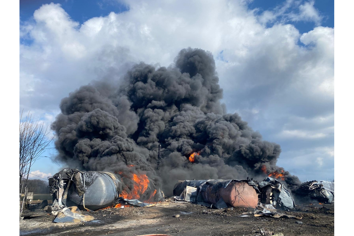 FOTO: Požiar nákladného vlaku v Česku ochromil dopravu medzi Púchovom a Moravou. Horia vagóny s chemickou látkou, foto 2