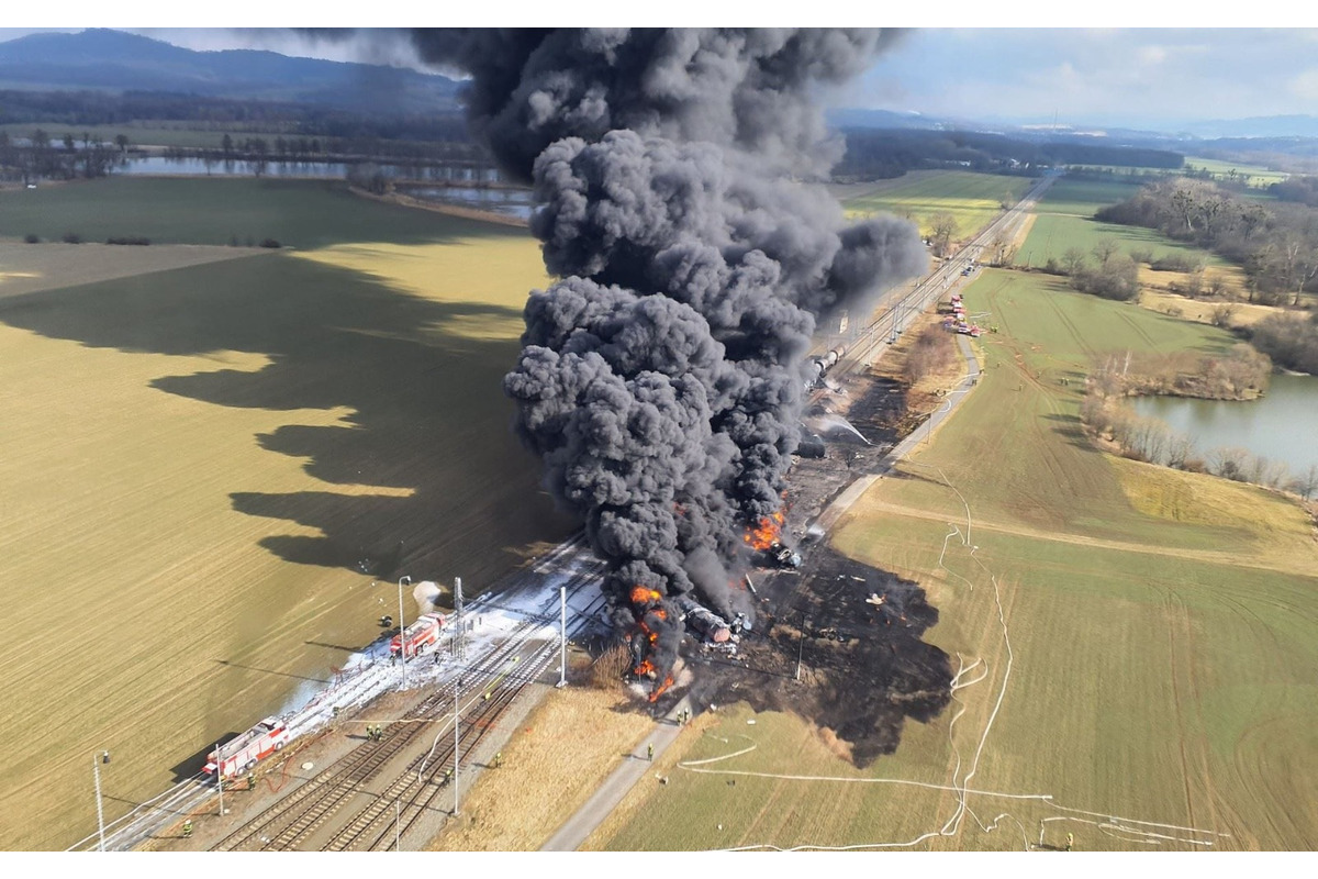 FOTO: Požiar nákladného vlaku v Česku ochromil dopravu medzi Púchovom a Moravou. Horia vagóny s chemickou látkou, foto 3