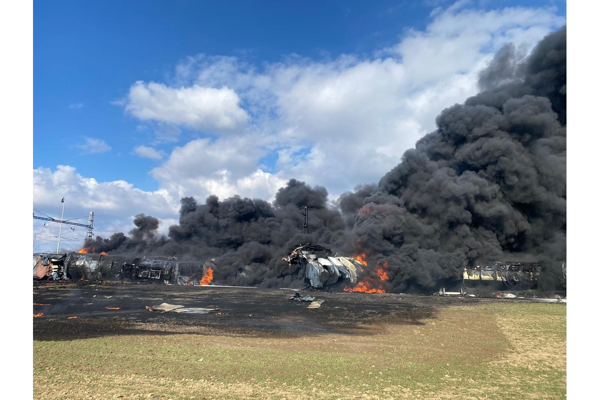 FOTO: Požiar nákladného vlaku v Česku ochromil dopravu medzi Púchovom a Moravou. Horia vagóny s chemickou látkou, foto 4