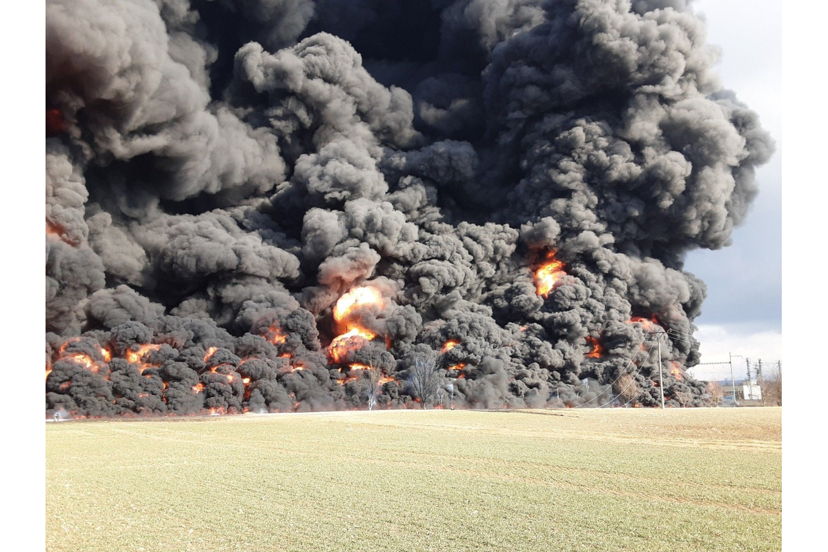 FOTO: Požiar nákladného vlaku v Česku ochromil dopravu medzi Púchovom a Moravou. Horia vagóny s chemickou látkou, foto 5