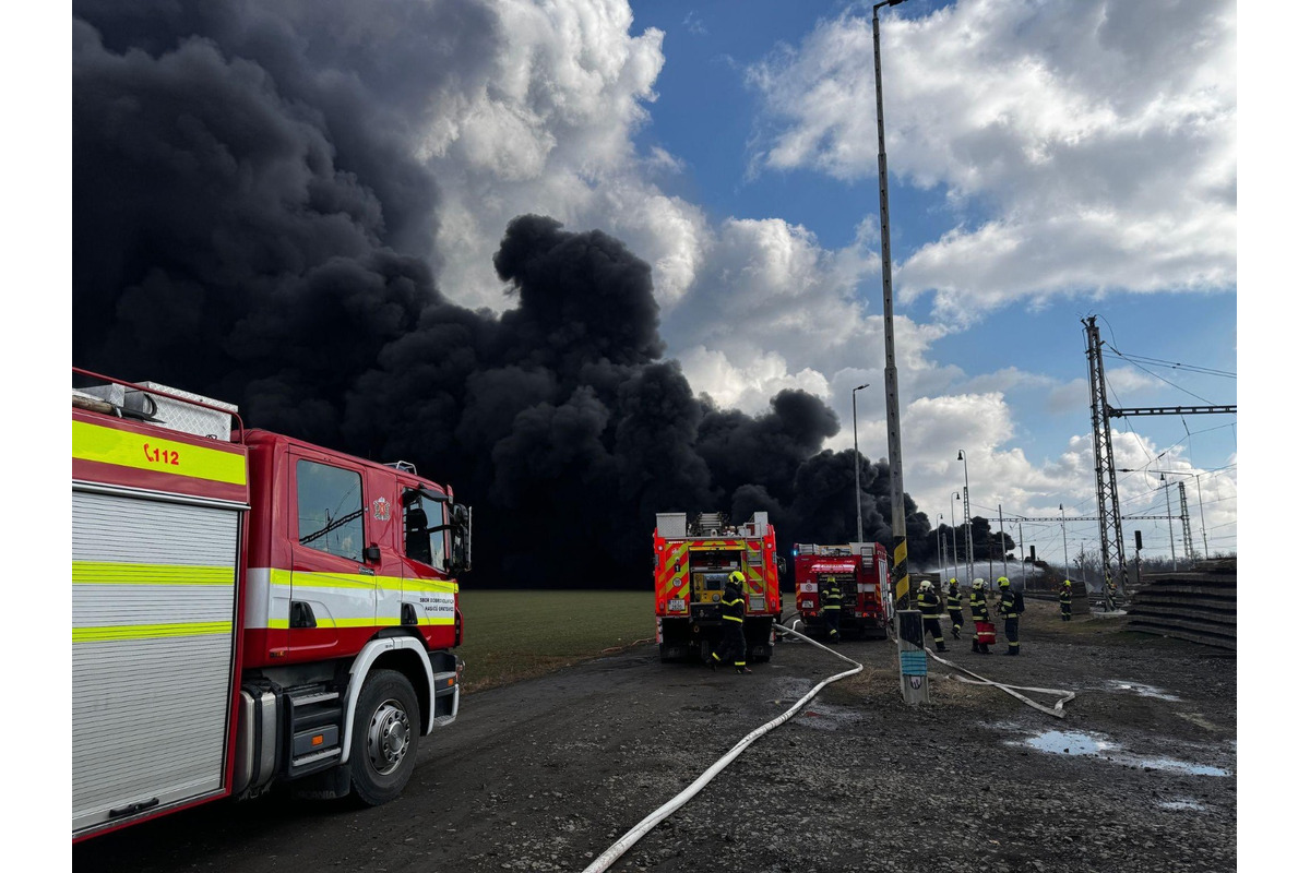 FOTO: Požiar nákladného vlaku v Česku ochromil dopravu medzi Púchovom a Moravou. Horia vagóny s chemickou látkou, foto 6