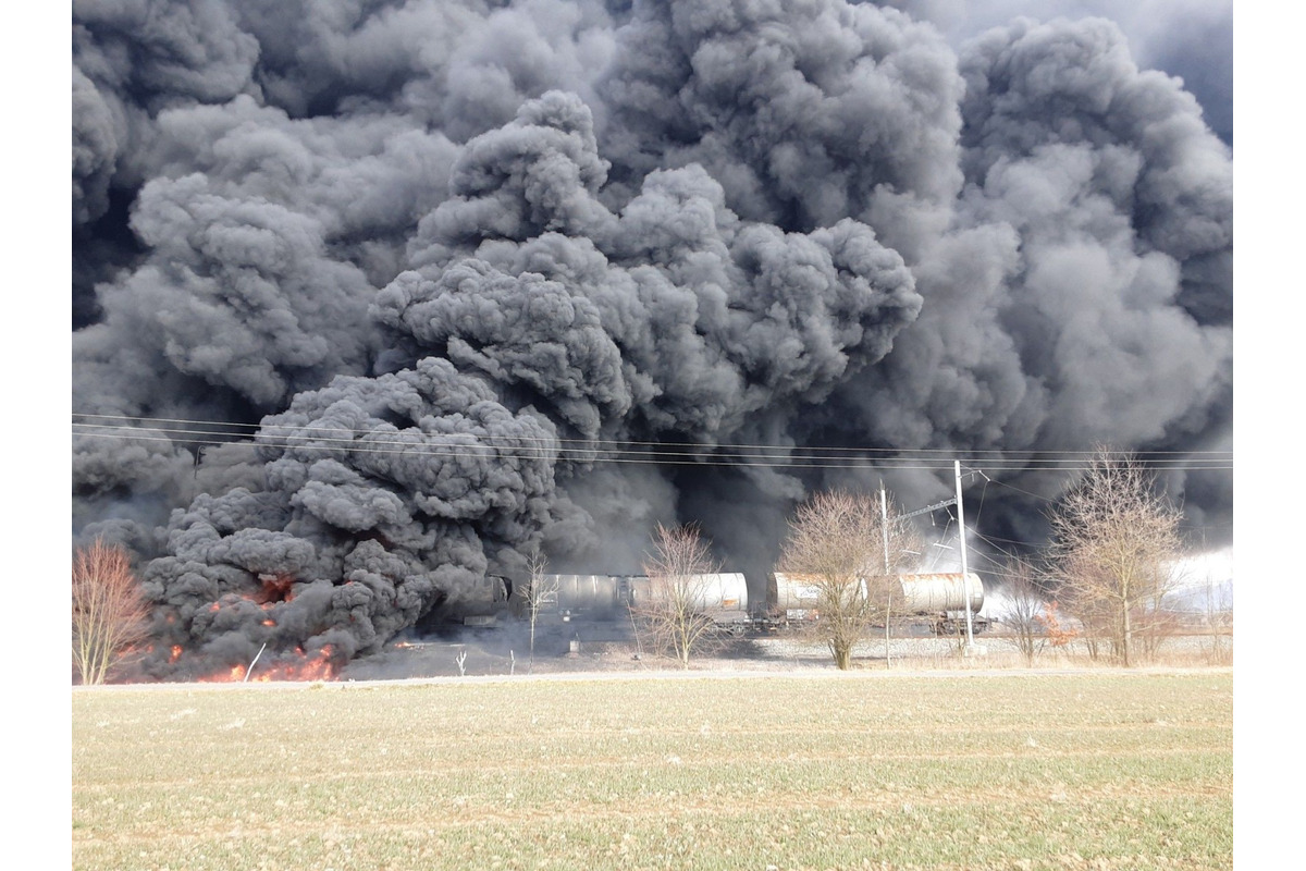 FOTO: Požiar nákladného vlaku v Česku ochromil dopravu medzi Púchovom a Moravou. Horia vagóny s chemickou látkou, foto 7