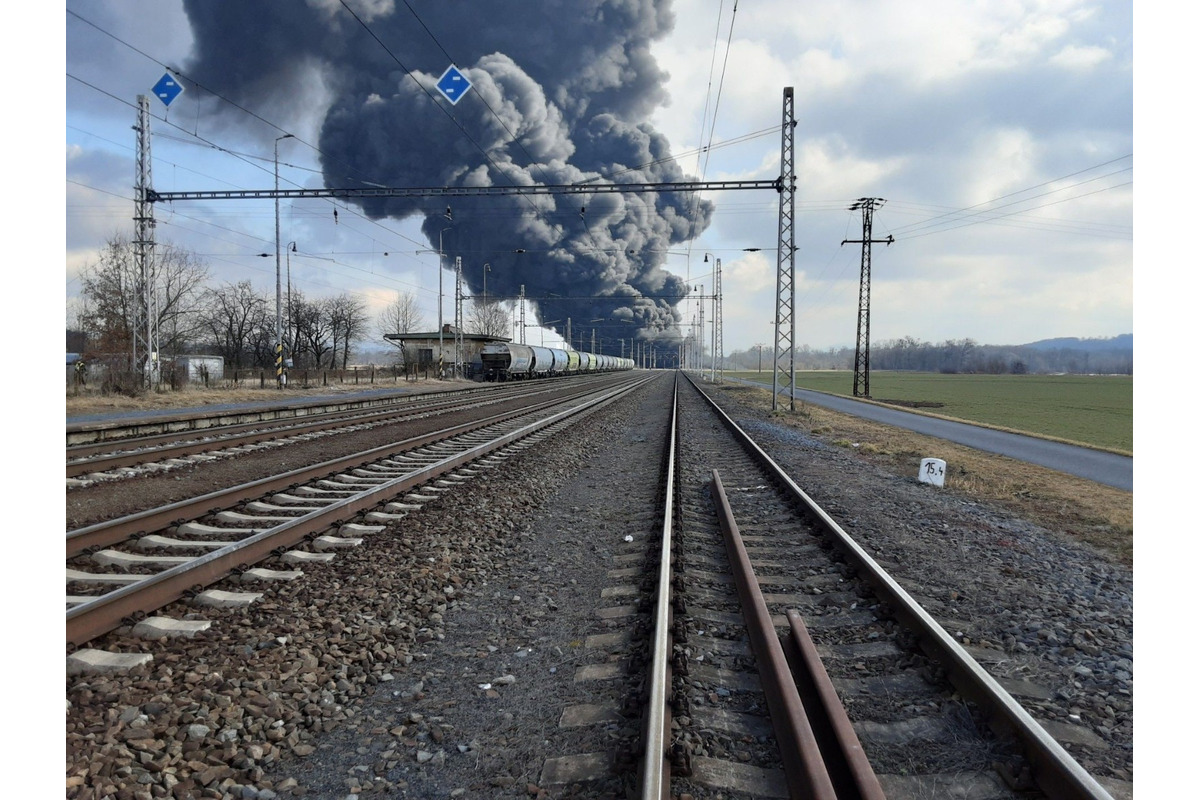 FOTO: Požiar nákladného vlaku v Česku ochromil dopravu medzi Púchovom a Moravou. Horia vagóny s chemickou látkou, foto 8
