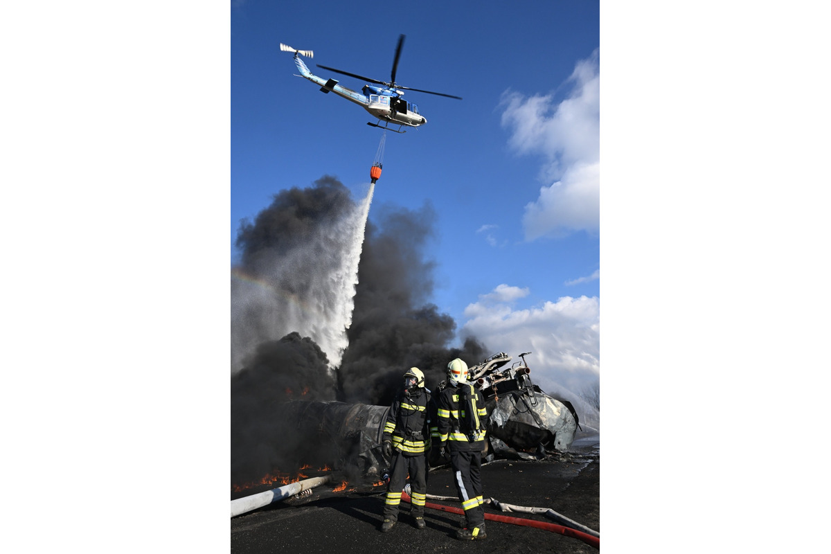 FOTO: Hasiči zo Slovenska zasahujú pri požiari vlaku s nebezpečným benzolom v susednom Česku aj dnes, foto 2