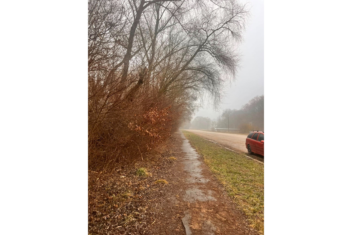 FOTO: Trenčianku zaujali betónové kocky a káble popri ceste na sídlisku Juh , foto 1