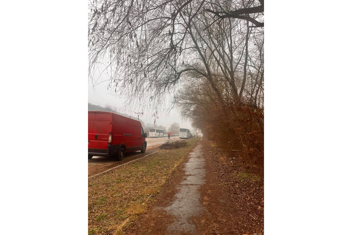 FOTO: Trenčianku zaujali betónové kocky a káble popri ceste na sídlisku Juh , foto 2