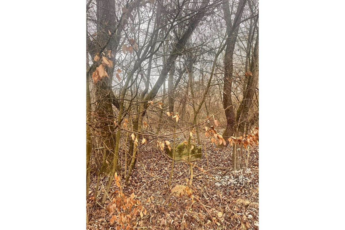 FOTO: Trenčianku zaujali betónové kocky a káble popri ceste na sídlisku Juh , foto 4