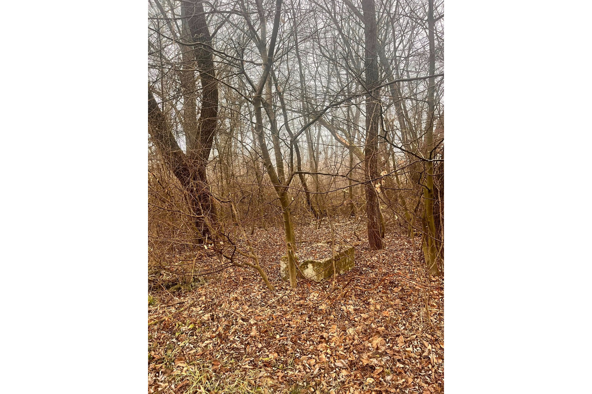 FOTO: Trenčianku zaujali betónové kocky a káble popri ceste na sídlisku Juh , foto 5