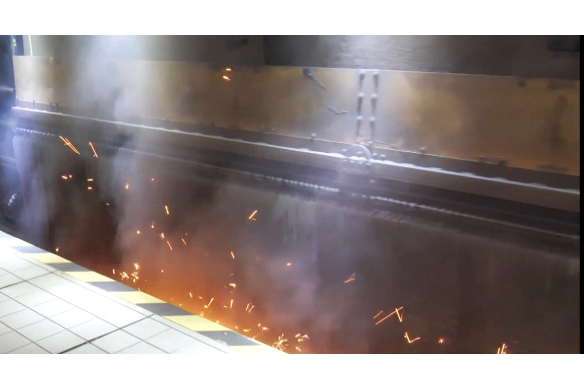 FOTO: Hrochostroj jazdí po koľajniciach Trenčianskeho kraja, niektorých pohlaď na iskriaci vlak desí , foto 1