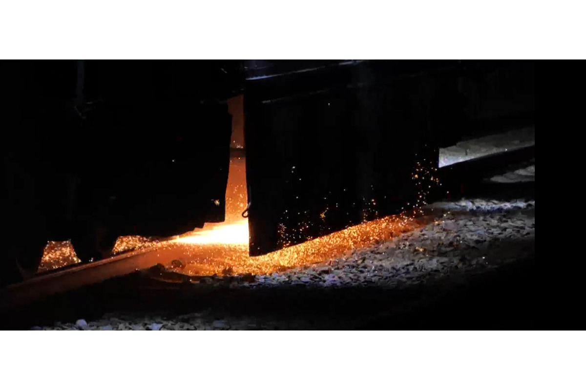 FOTO: Hrochostroj jazdí po koľajniciach Trenčianskeho kraja, niektorých pohlaď na iskriaci vlak desí , foto 5