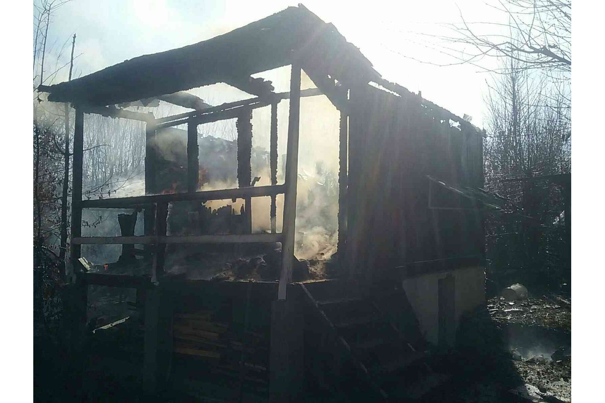 FOTO: V Trenčianskych Tepliciach zhorela do tla chatka , foto 1