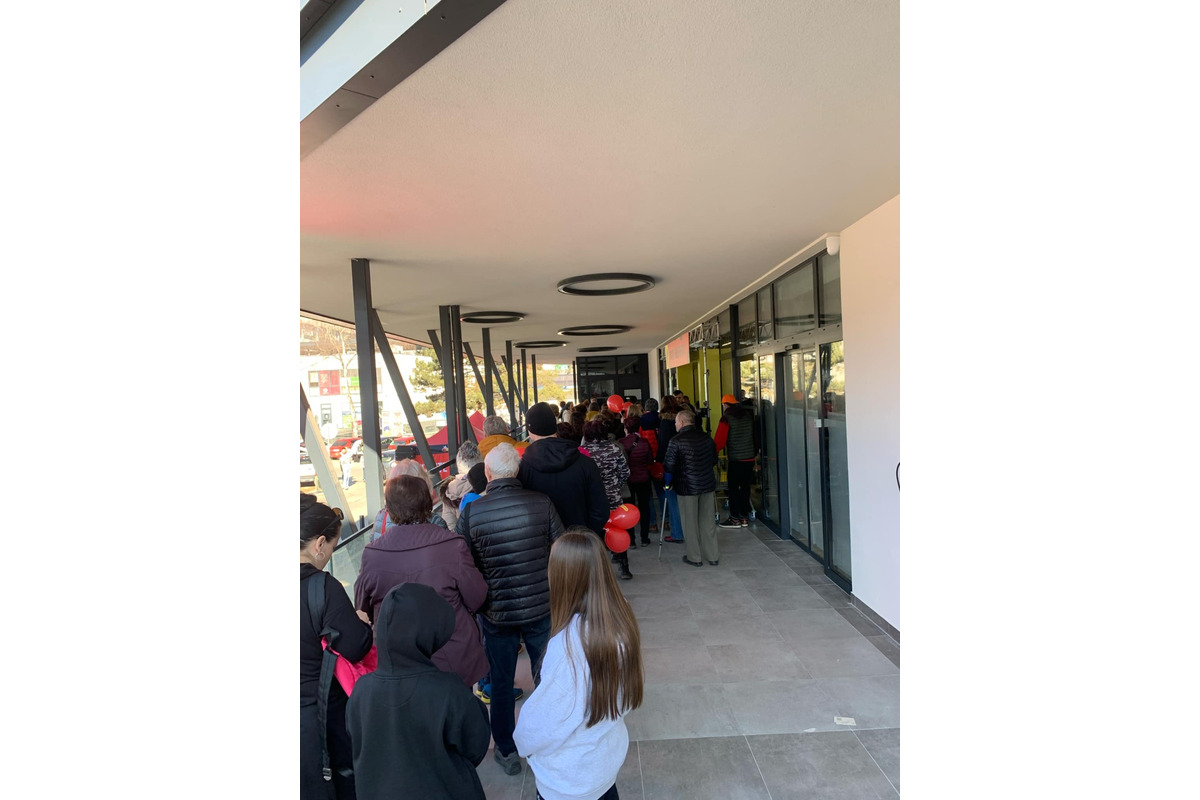 FOTO: Považskobystričania čakali na otvorenie Biedronky v rade , foto 2