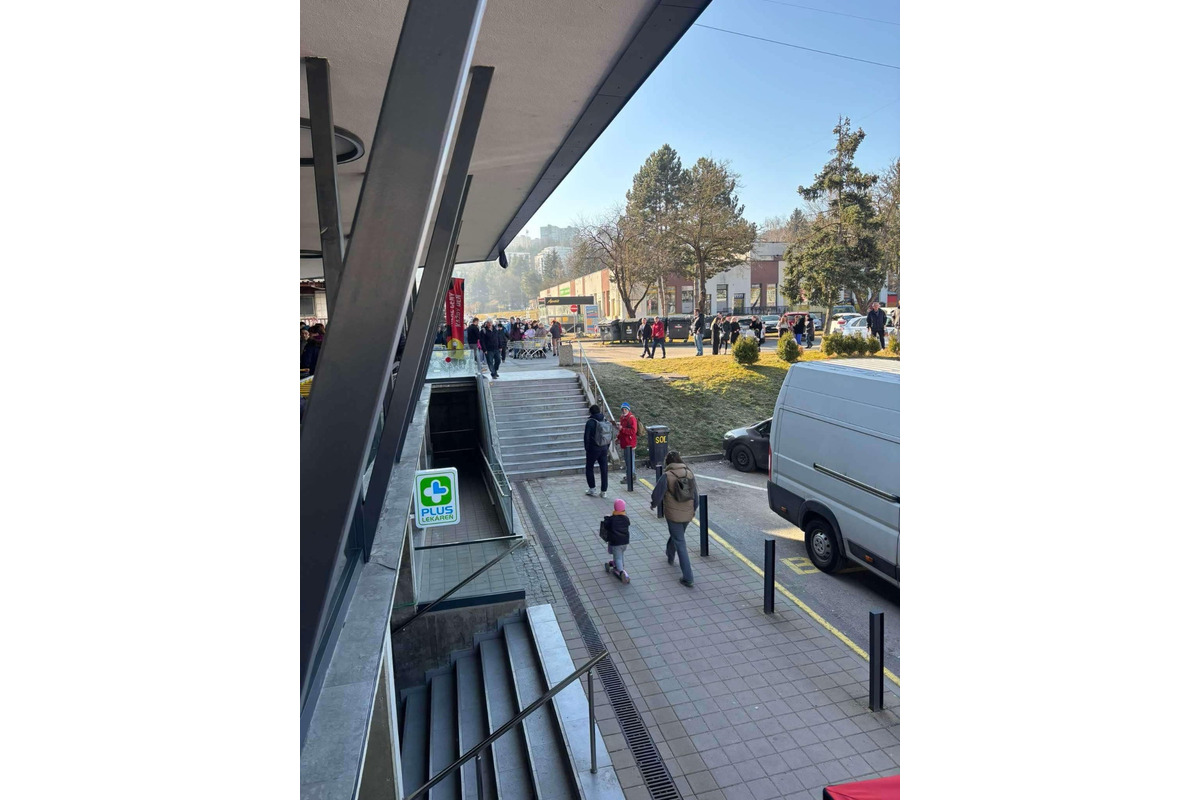 FOTO: Považskobystričania čakali na otvorenie Biedronky v rade , foto 3