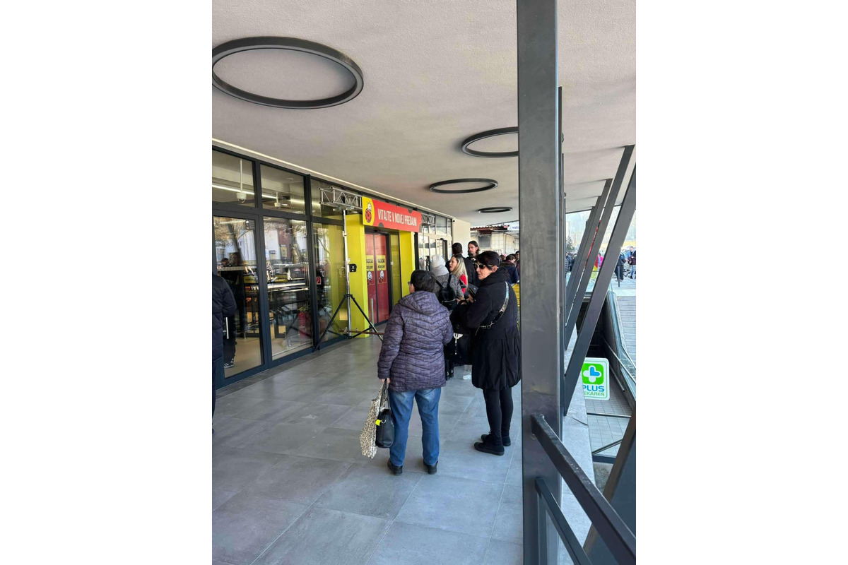 FOTO: Považskobystričania čakali na otvorenie Biedronky v rade , foto 4