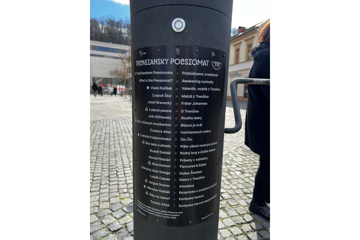 FOTO: Trenčiansky Poesiomat zabáva okoloidúcich, foto 2