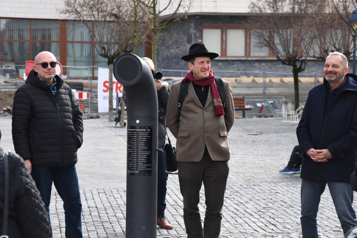 FOTO: Trenčiansky Poesiomat zabáva okoloidúcich, foto 3