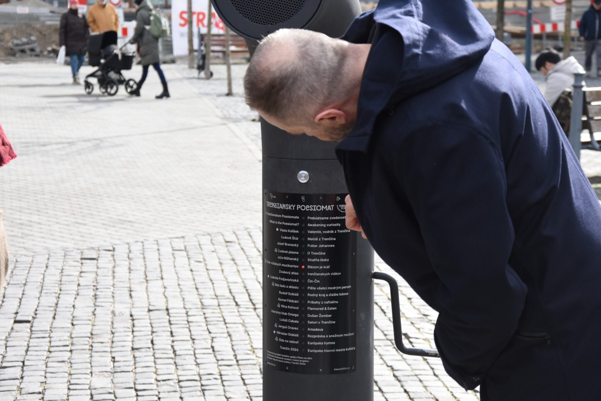 FOTO: Trenčiansky Poesiomat zabáva okoloidúcich, foto 4