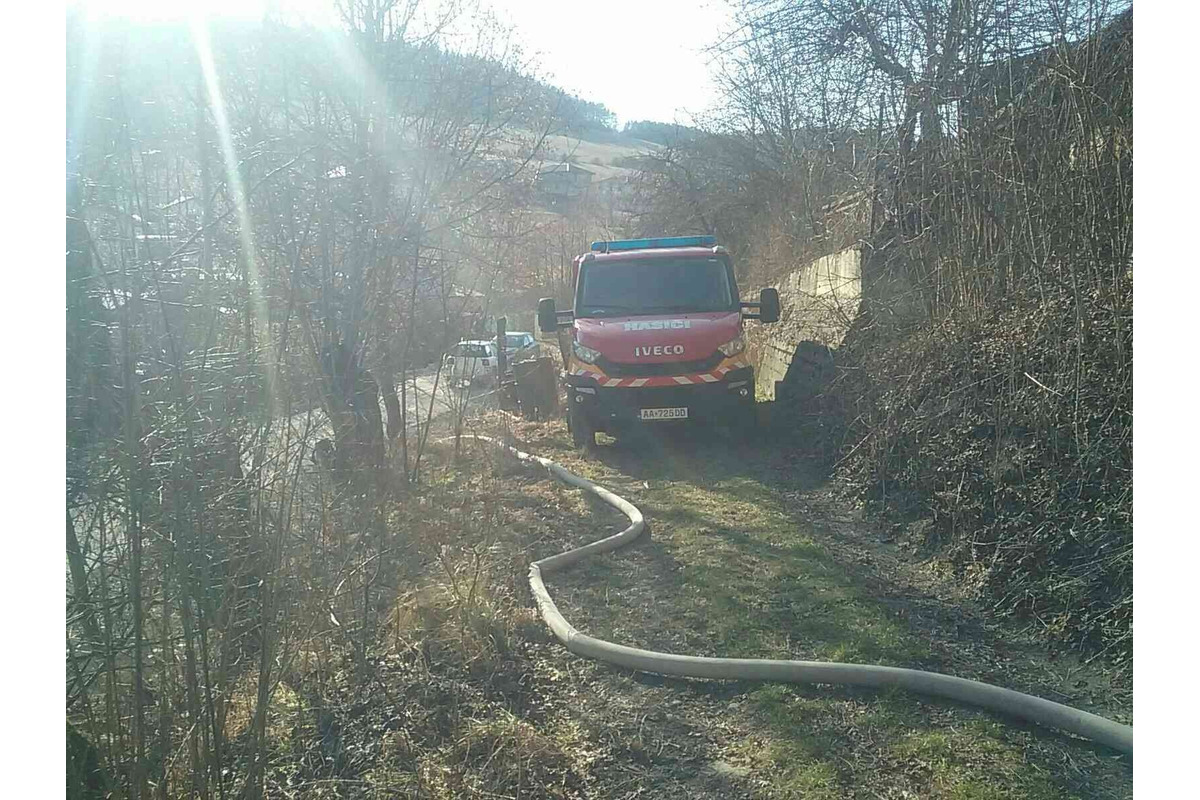 FOTO: Požiar pri Považskej Bystrici ohrozoval aj rodinné domy, hasiči zasahovali vo veľkom, foto 4