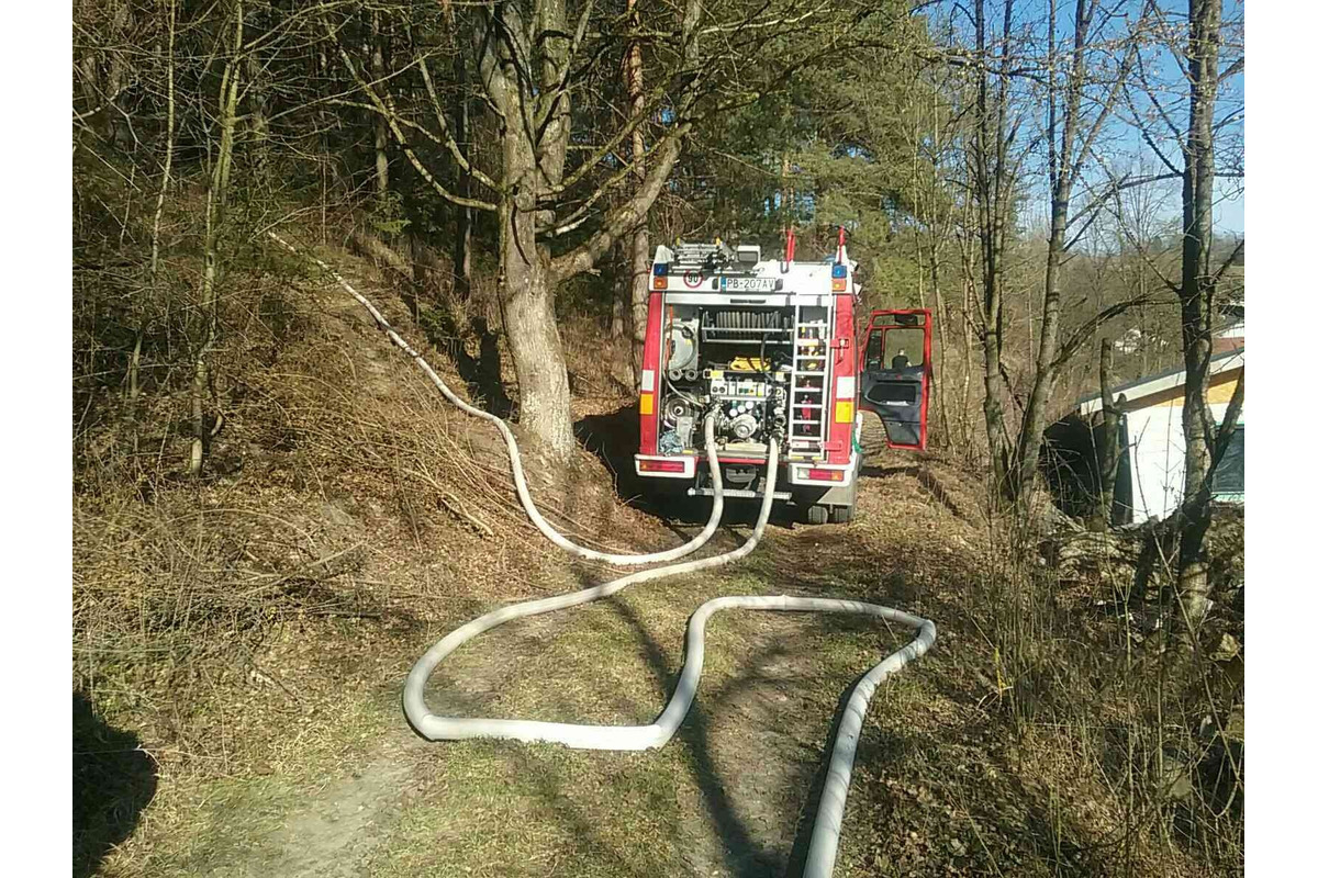 FOTO: Požiar pri Považskej Bystrici ohrozoval aj rodinné domy, hasiči zasahovali vo veľkom, foto 5