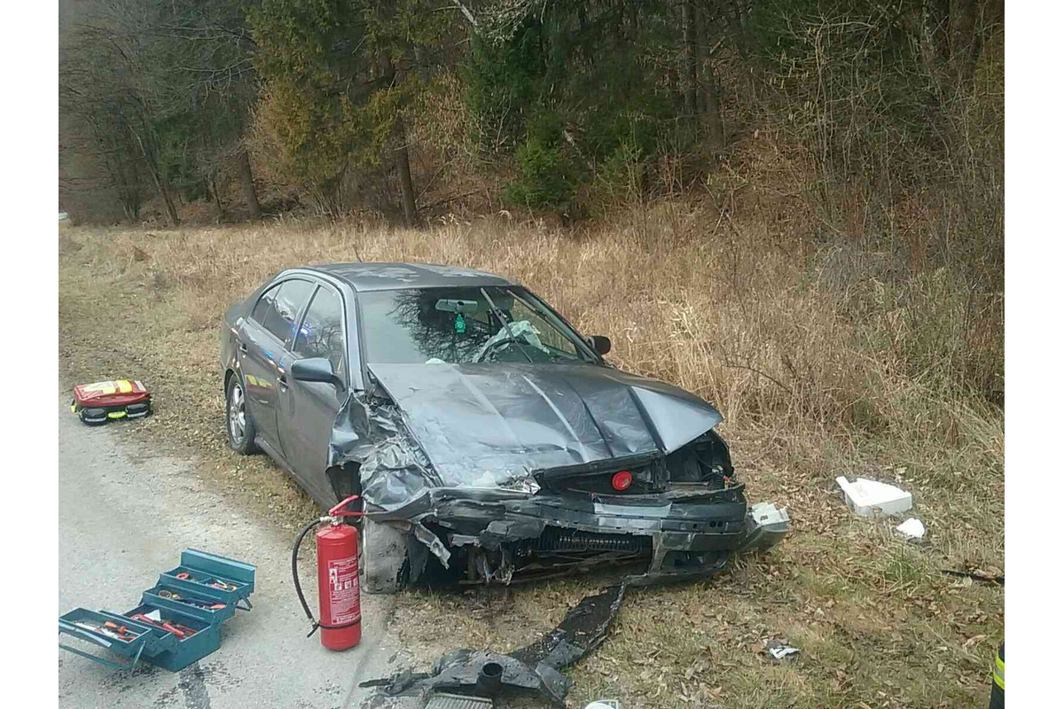 FOTO: Dopravná nehoda v obci Pružina pri Považskej Bystrici vyzerala hrozivo. Nikto sa našťastie nezranil, foto 2