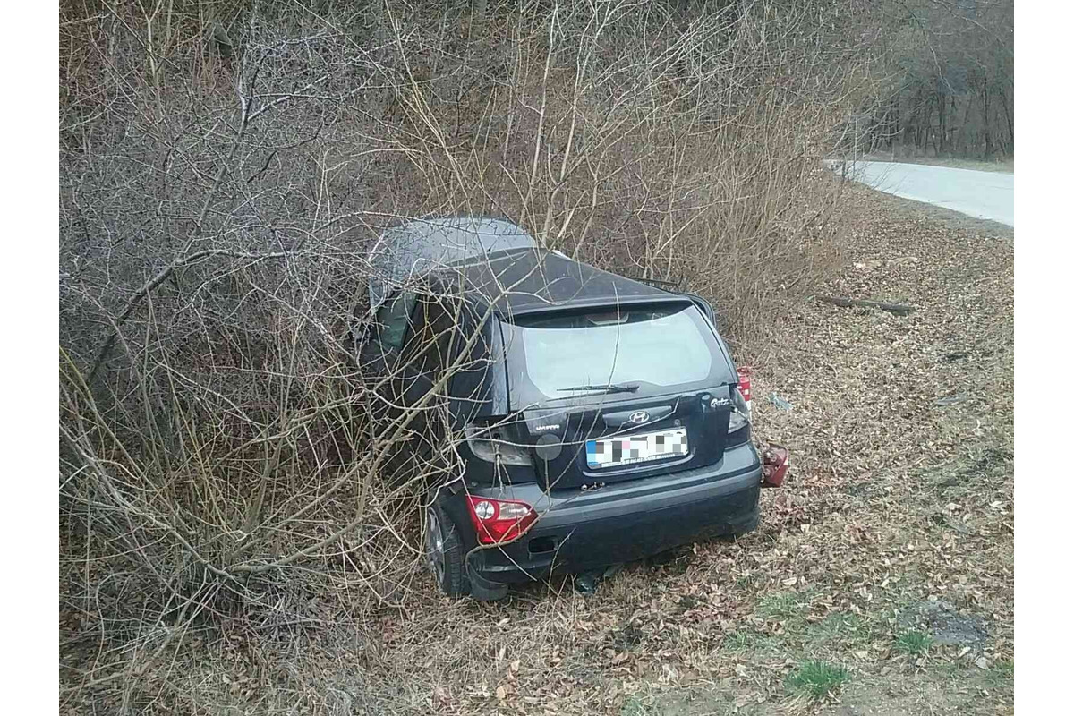 FOTO: Dopravná nehoda v obci Pružina pri Považskej Bystrici vyzerala hrozivo. Nikto sa našťastie nezranil, foto 4