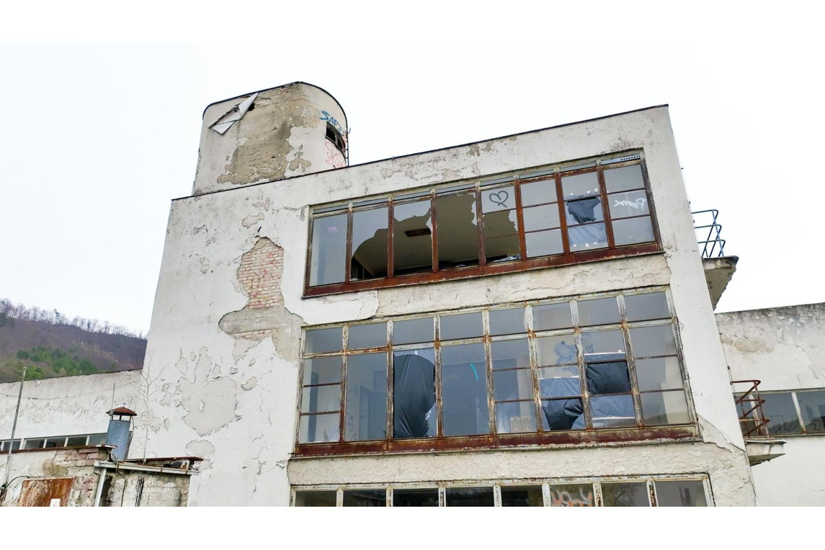 FOTO: Liečebný dom Machnáč v Trenčianskych Tepliciach chátra už 20 rokov, je na pokraji zániku, foto 1