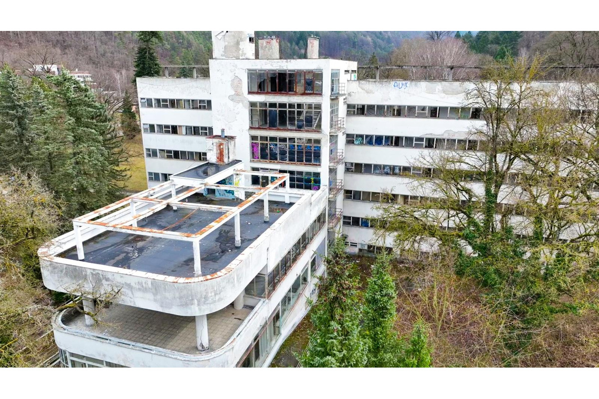 FOTO: Liečebný dom Machnáč v Trenčianskych Tepliciach chátra už 20 rokov, je na pokraji zániku, foto 4