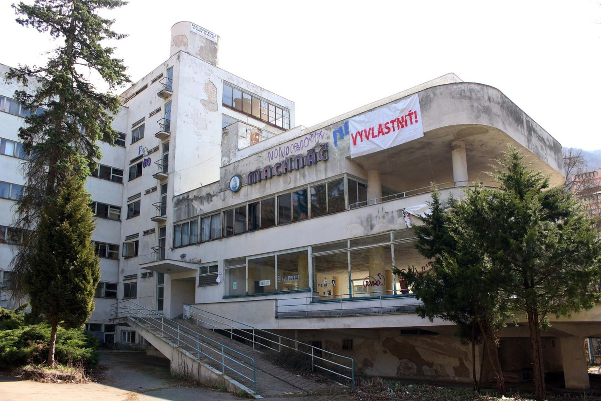 FOTO: Liečebný dom Machnáč v Trenčianskych Tepliciach chátra už 20 rokov, je na pokraji zániku, foto 6