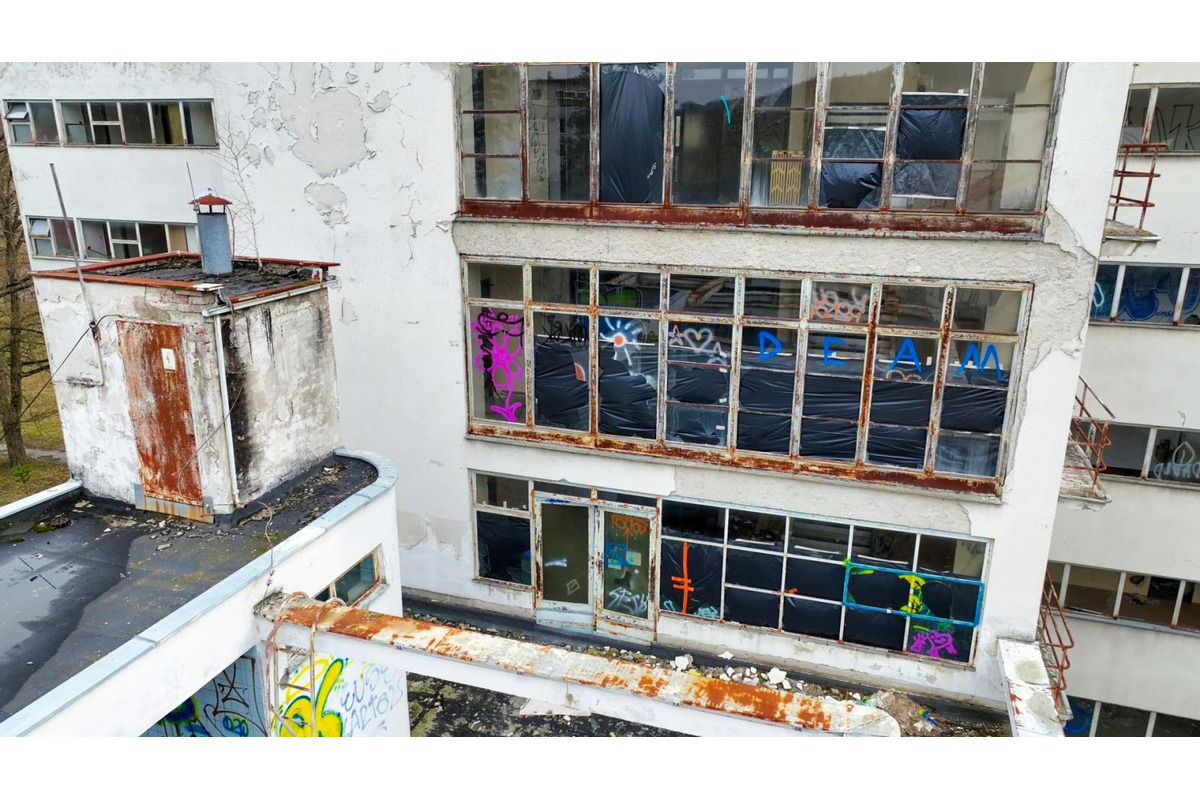 FOTO: Liečebný dom Machnáč v Trenčianskych Tepliciach chátra už 20 rokov, je na pokraji zániku, foto 8