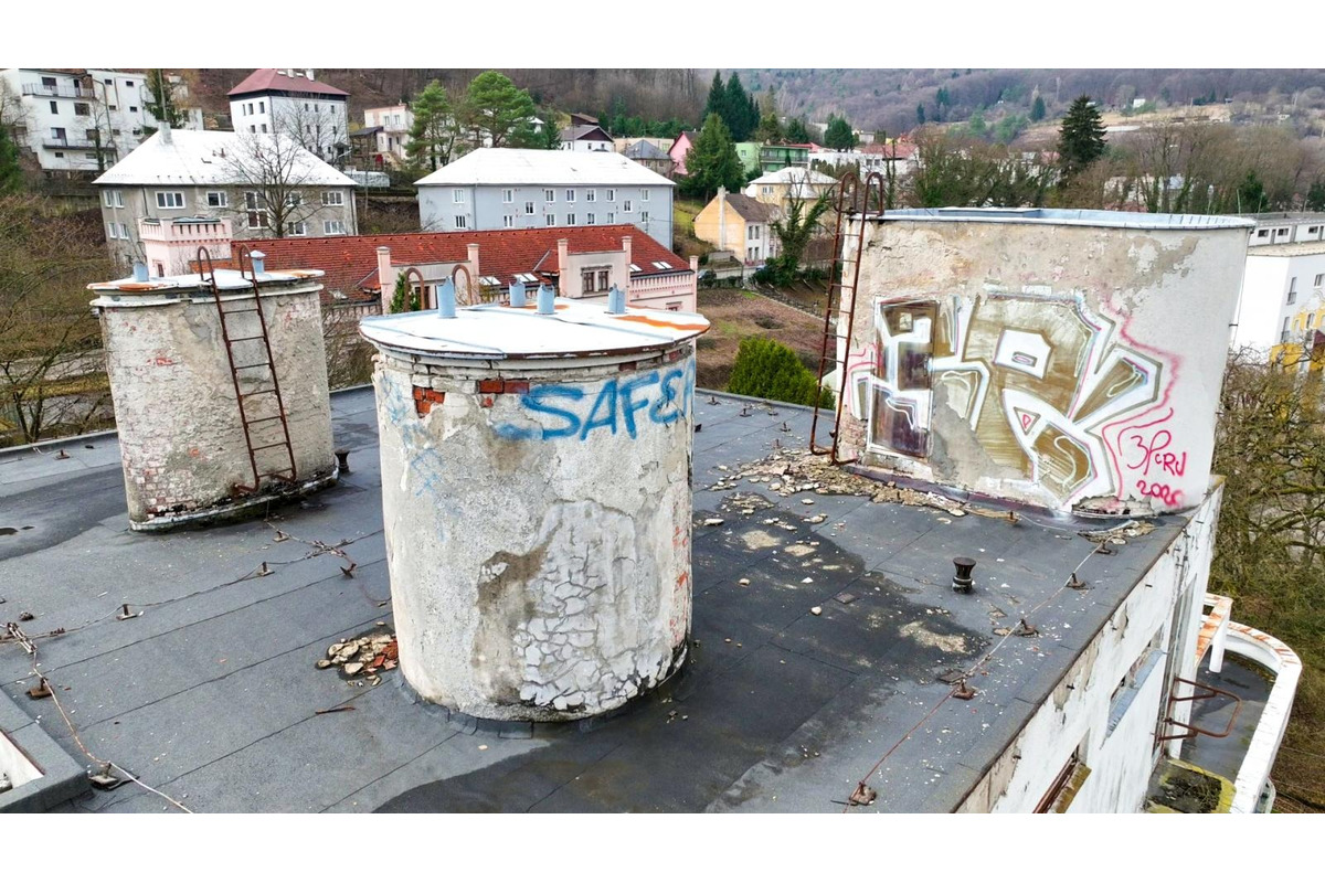 FOTO: Liečebný dom Machnáč v Trenčianskych Tepliciach chátra už 20 rokov, je na pokraji zániku, foto 9