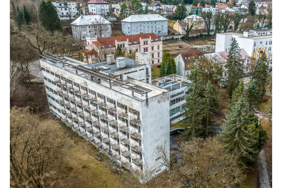 FOTO: Liečebný dom Machnáč v Trenčianskych Tepliciach chátra už 20 rokov, je na pokraji zániku, foto 12