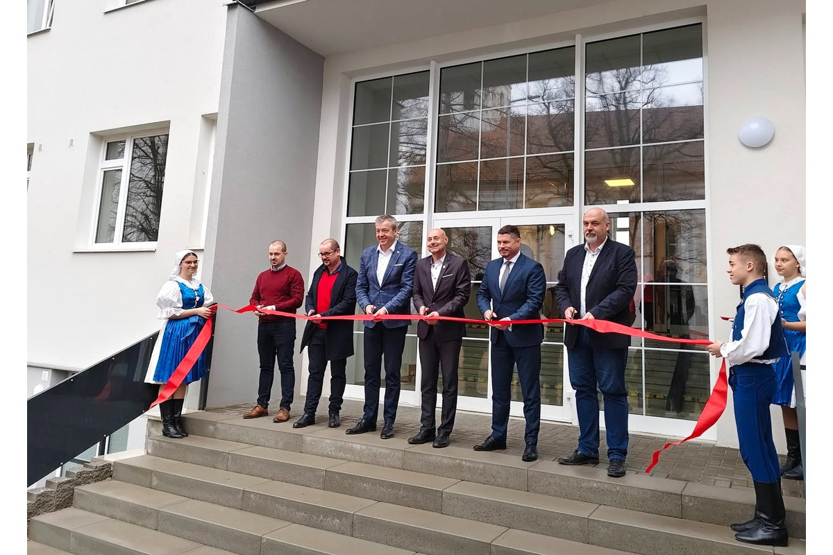 FOTO: V Brezovej pod Bradlom odovzdali byty na Piešťanskej ulici novým majiteľom, foto 1