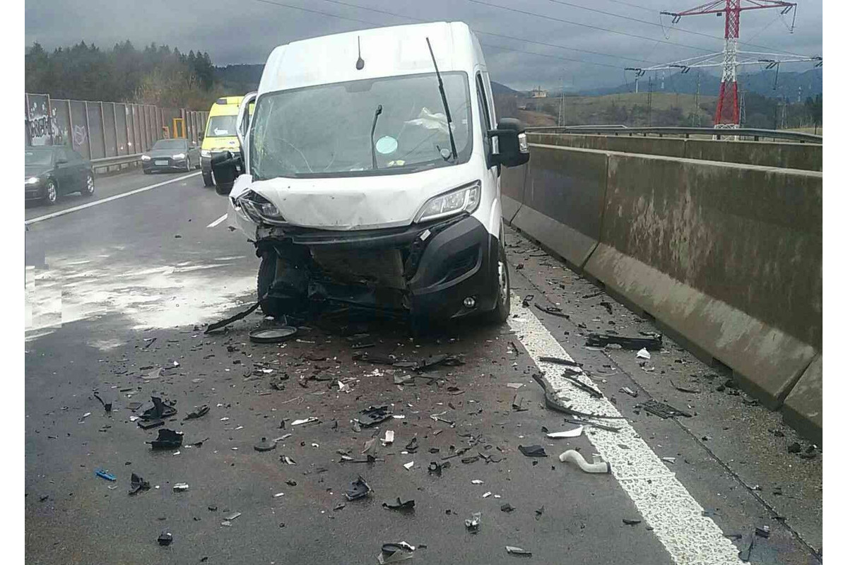 FOTO: Pri vážnej nehode na D1 pri Považskej Bystrici sa zranili tri osoby, museli ich previezť do nemocnice, foto 1