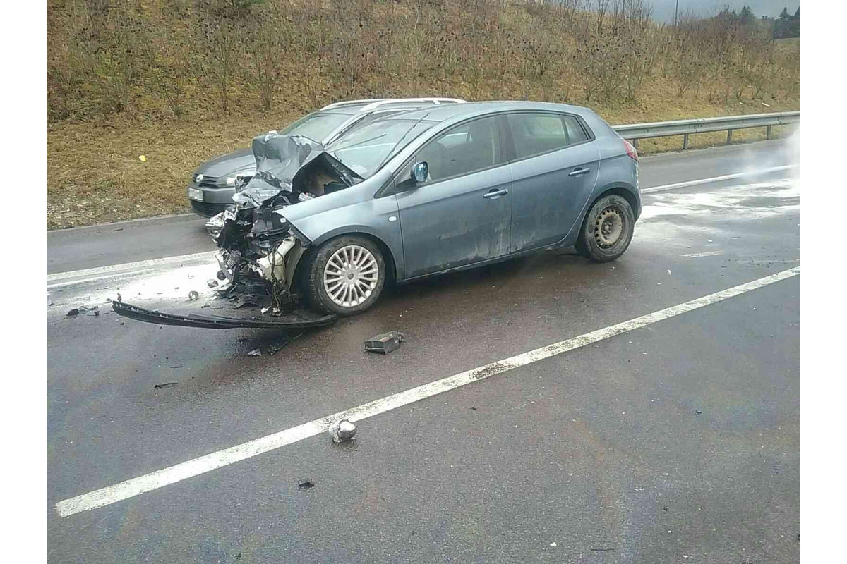 FOTO: Pri vážnej nehode na D1 pri Považskej Bystrici sa zranili tri osoby, museli ich previezť do nemocnice, foto 2
