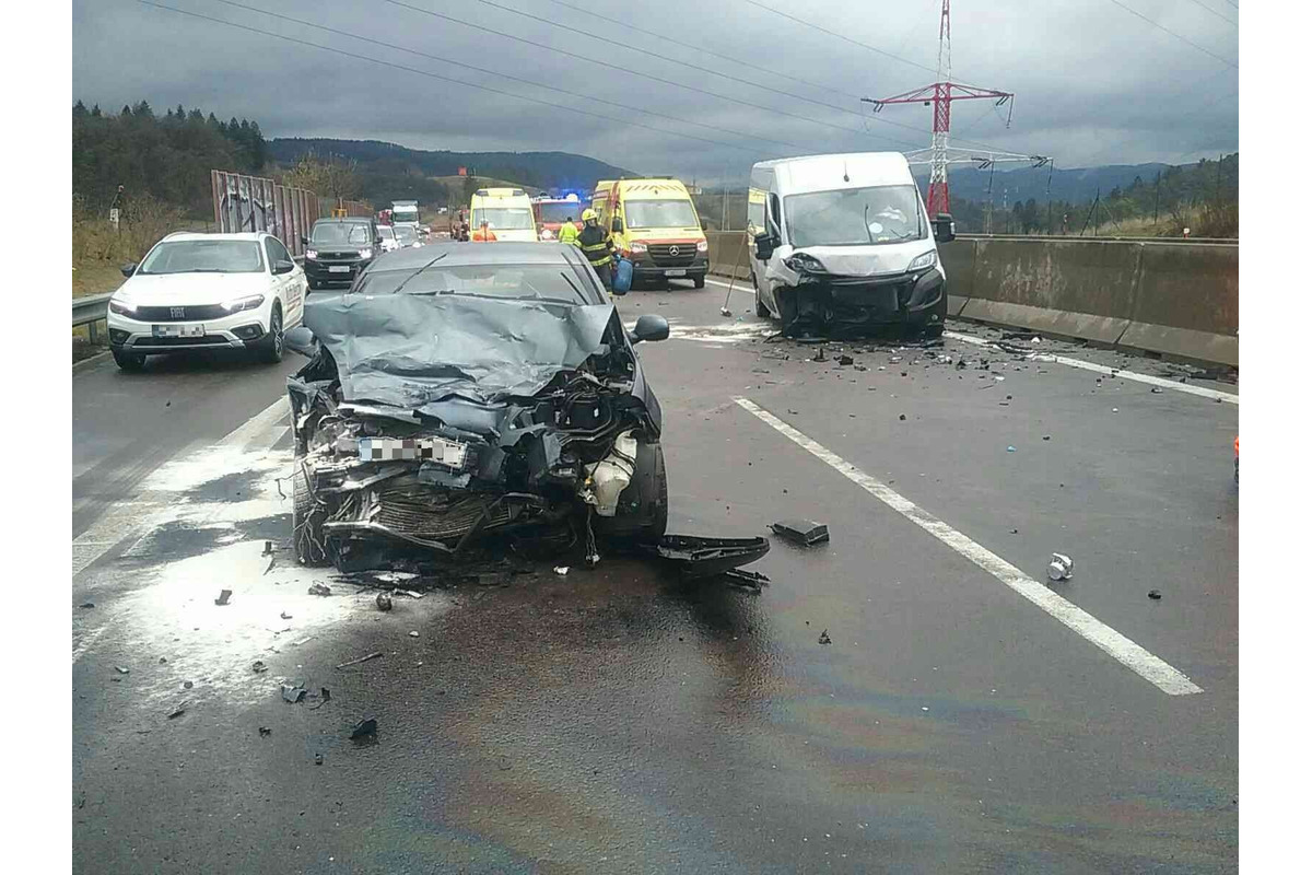 FOTO: Pri vážnej nehode na D1 pri Považskej Bystrici sa zranili tri osoby, museli ich previezť do nemocnice, foto 3