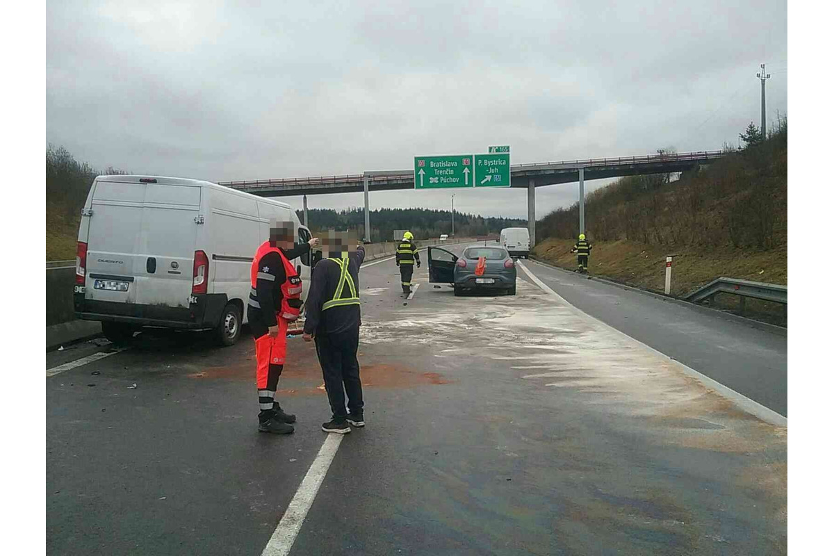 FOTO: Pri vážnej nehode na D1 pri Považskej Bystrici sa zranili tri osoby, museli ich previezť do nemocnice, foto 4