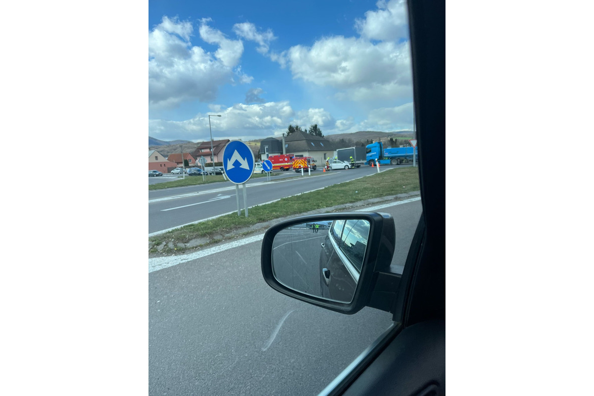 FOTO: V Trenčíne sa stala aktuálne nehoda, smerom z privádzača riadi dopravu polícia, foto 1