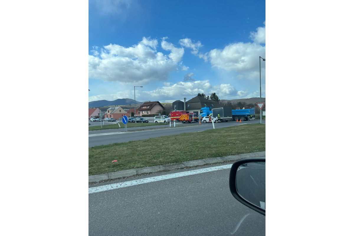 FOTO: V Trenčíne sa stala aktuálne nehoda, smerom z privádzača riadi dopravu polícia, foto 3