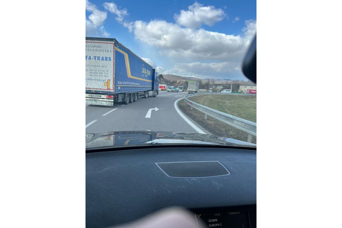 FOTO: V Trenčíne sa stala aktuálne nehoda, smerom z privádzača riadi dopravu polícia, foto 4