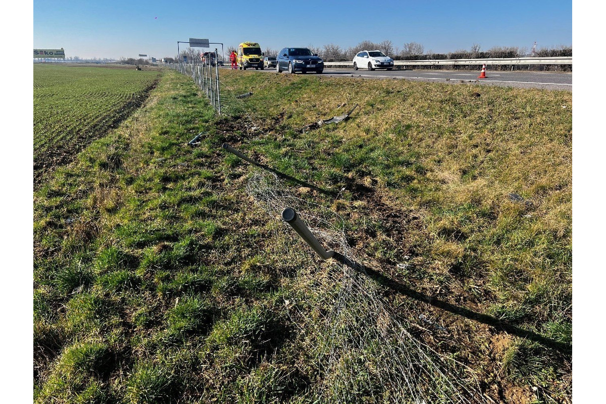 FOTO: Dopravná nehoda na diaľnici D1 pri obci Kočovce. Vodičku museli previezť do nemocnice, foto 4
