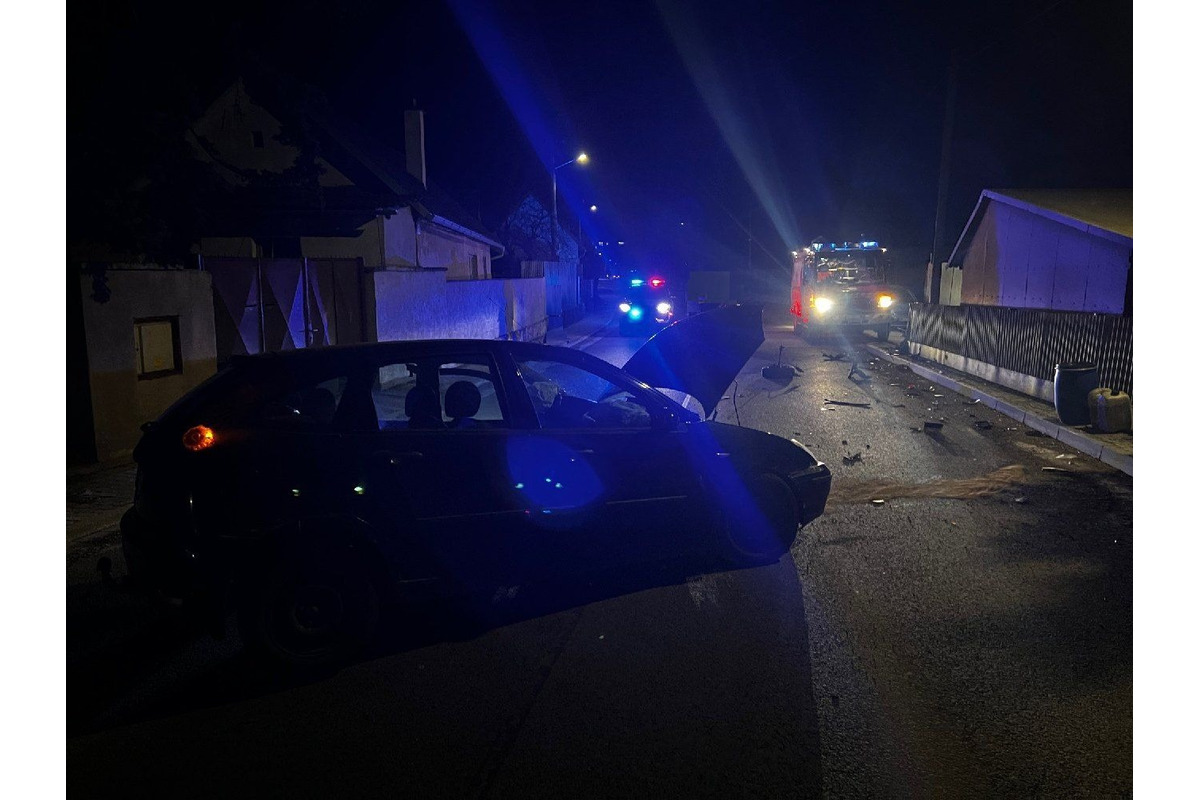 FOTO: Vodič vpálil do zvodidiel. Auto ostalo po nehode v Starej Turej kompletne zdemolované, foto 1
