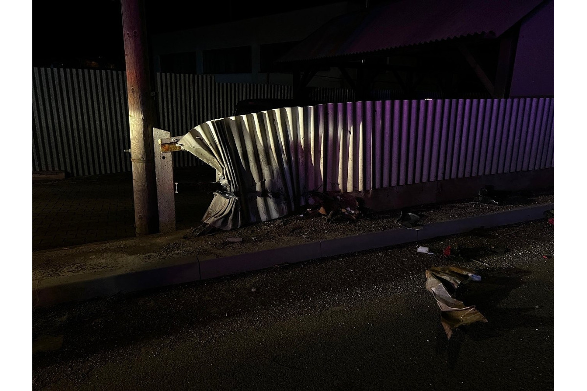 FOTO: Vodič vpálil do zvodidiel. Auto ostalo po nehode v Starej Turej kompletne zdemolované, foto 2