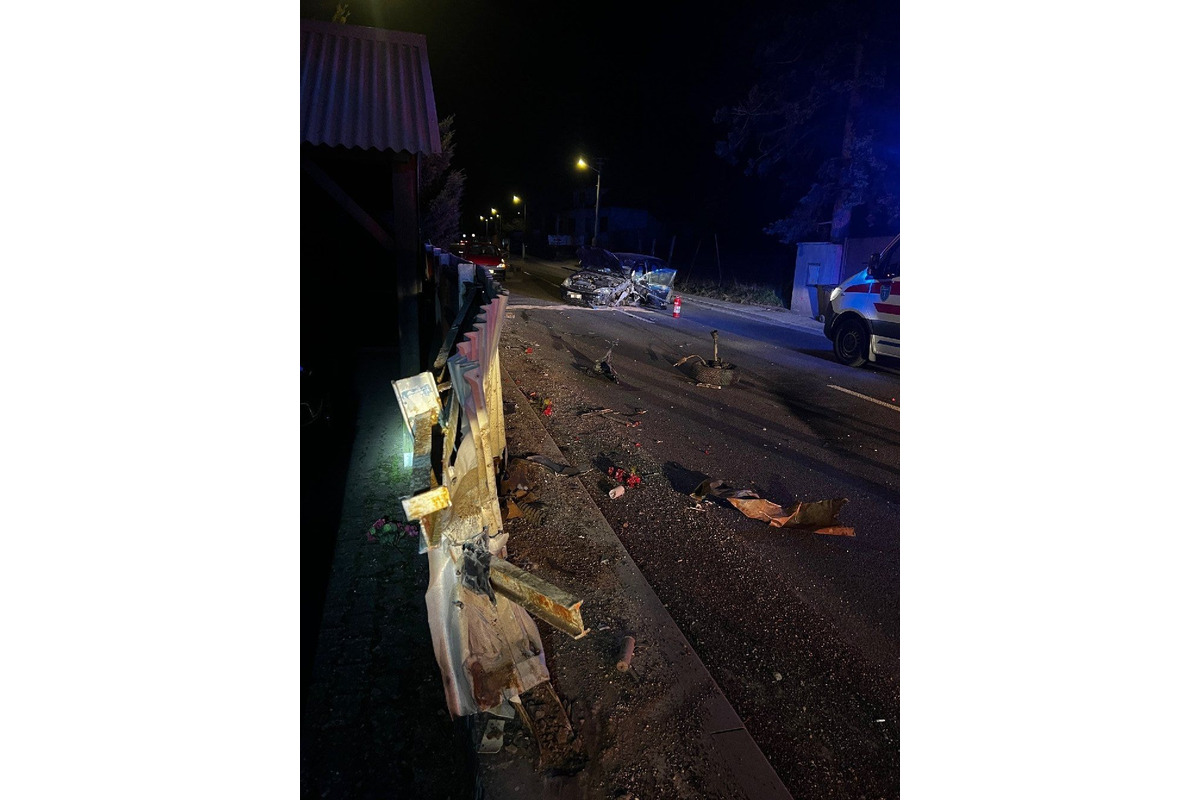 FOTO: Vodič vpálil do zvodidiel. Auto ostalo po nehode v Starej Turej kompletne zdemolované, foto 3