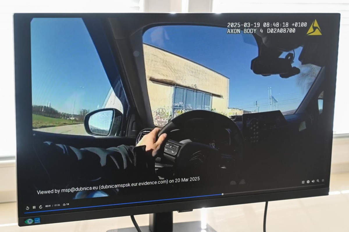 FOTO: Dubnická polícia ako prvá na Slovensku zavádza najmodernejšie telové kamery, foto 7