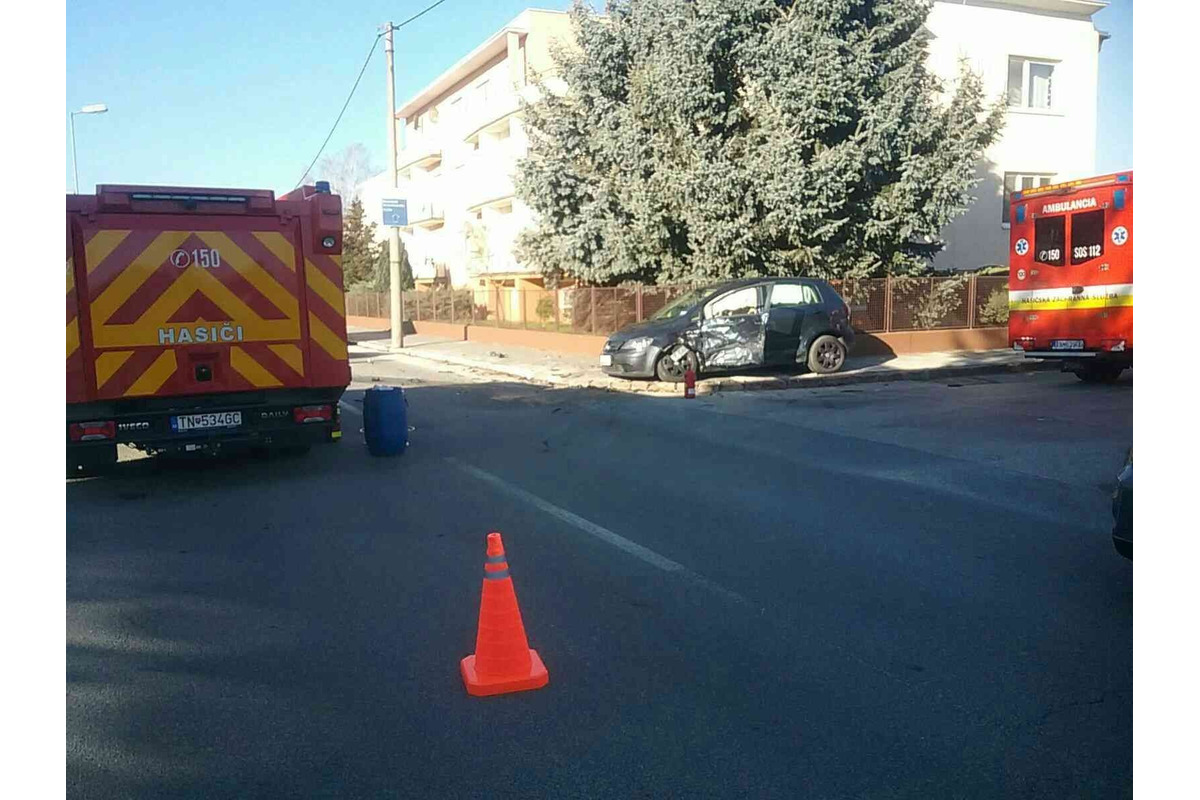 FOTO: Zrážka dvoch áut na križovatke v Trenčíne si vyžiadala zranenia troch ľudí, foto 6