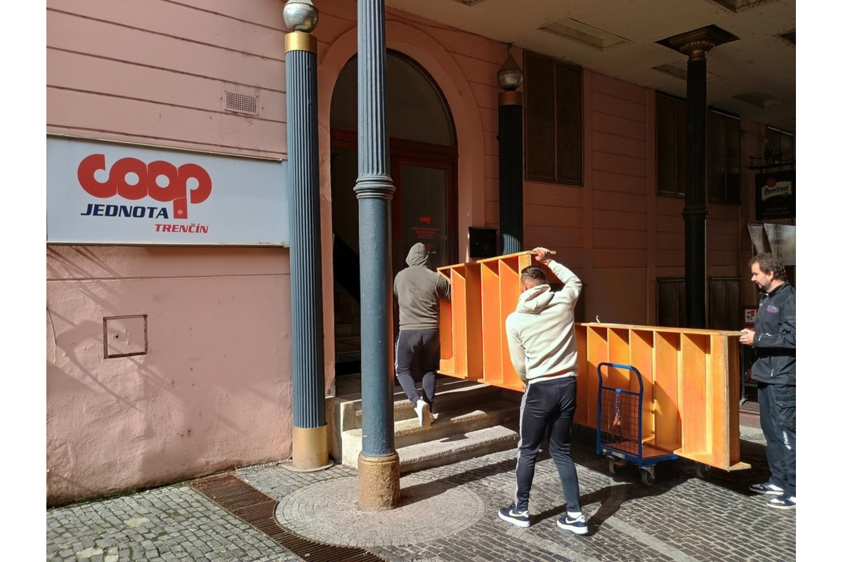 FOTO: Prebieha sťahovanie trenčianskej knižnice, foto 3