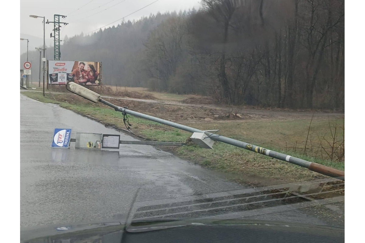 FOTO: Nové osvetlenie v Drietome bolo zdemolované, foto 2